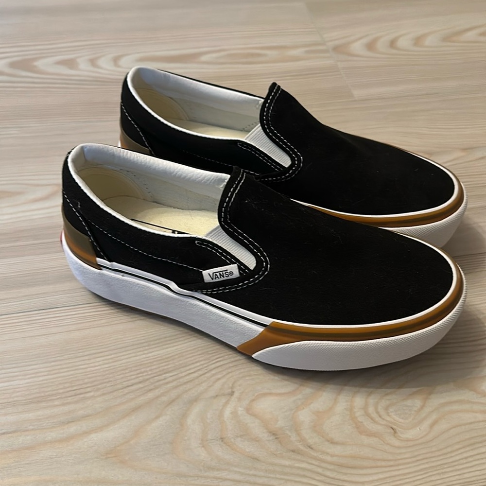 Vans Asher platforms in black. Women’s 7